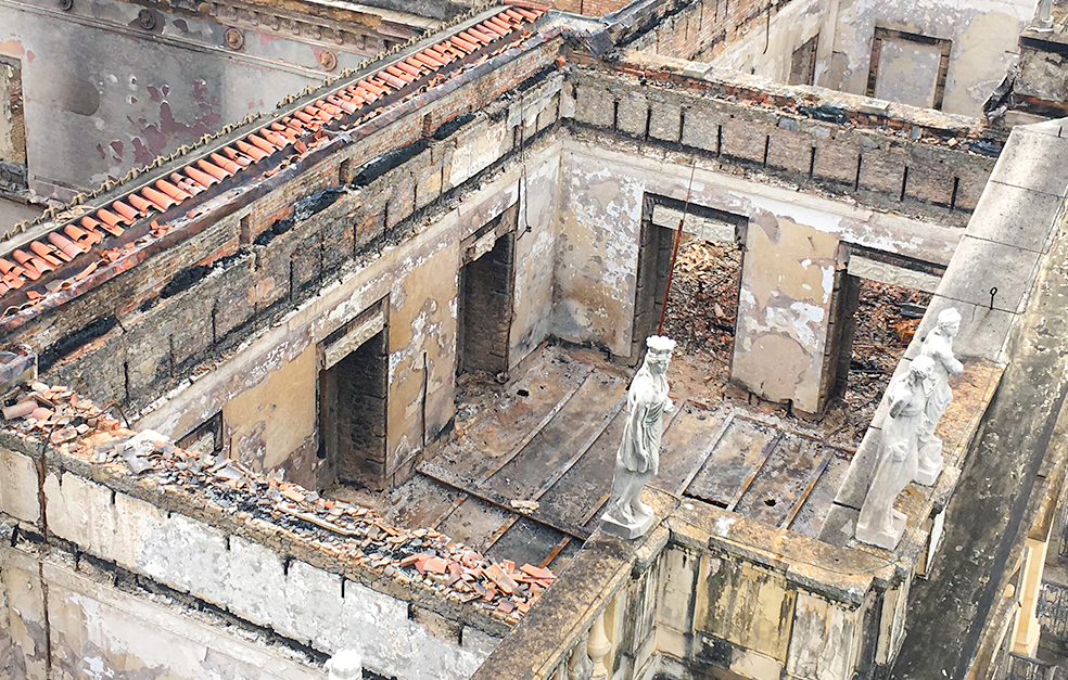 Fotografia feita de cima mostra parte superior do Museu Nacional, que resistiu ao incêndio.