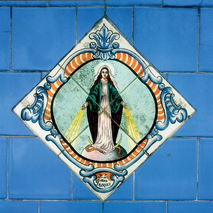 Fotografia de azulejo mostra imagem de Nossa Senhora com raios saindo das mãos
