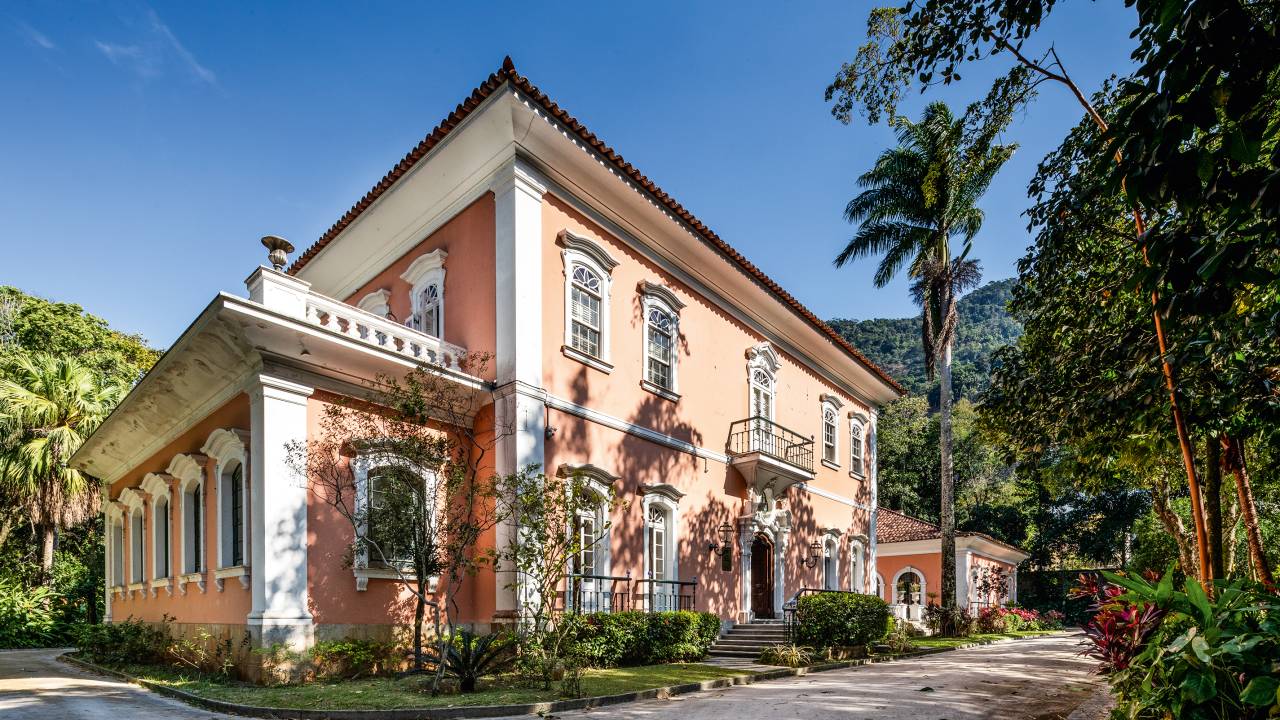A imagem mostra o palacete da família Brando Barbosa. na Rua Lopes Quintas, no Jardim Botânico