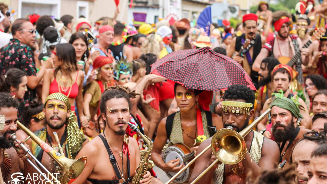 Blocos como Charanga Talismã mostram que a música acústica das fanfarras hoje é a preferência no carnaval de rua.