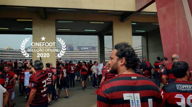 Torcedores do Flamengo em frente a um estádio de futebol