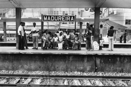 Pessoas esperando o trem em Madureira
