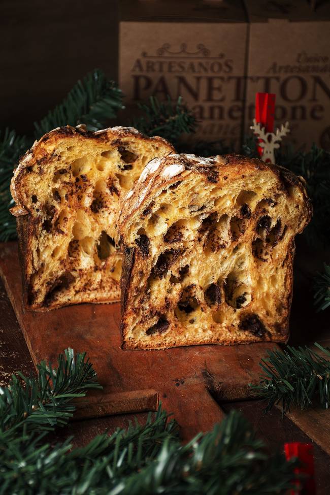 Foto Artesanos Bakery_Panettone 05_Crédito Gabriel Ávilla A imagem mostra o chocotone cortado ao meio