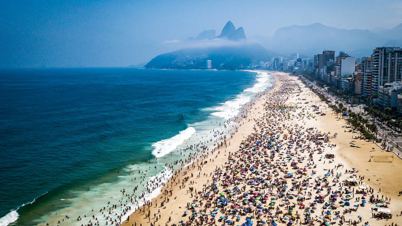 Praia lotada no Rio de Janeiro.