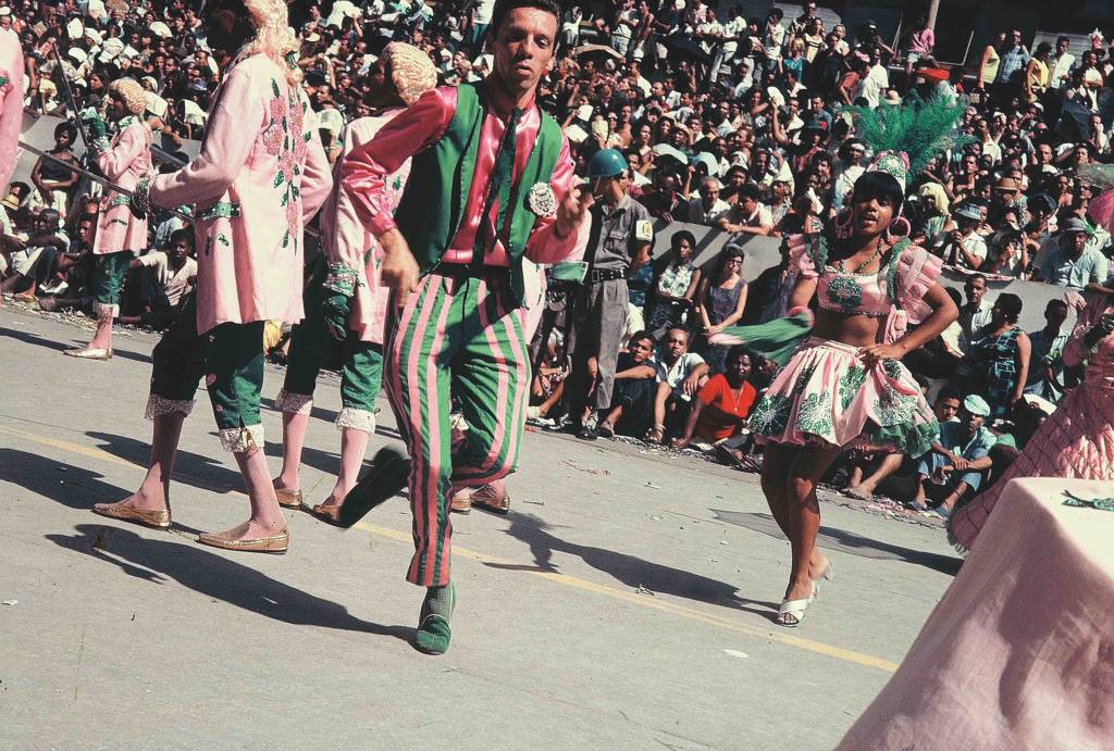 Hélio Oiticica desfilando com a Escola de Samba Estação Primeira de Mangueira