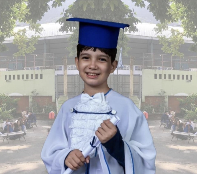 A imagem mostra o menino Eduardo Leal Keller segurando o diploma