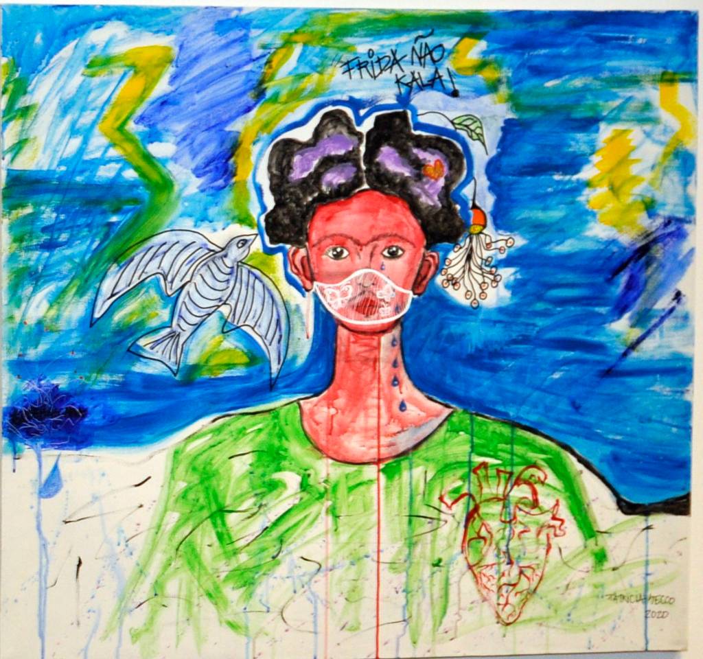 Pintura de figura feminina com um fundo em tons de azul