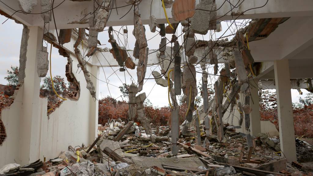 Foto de Alex Araripe mostra casa em ruínas, com paredes quebradas, teto despecando e pedaços de concreto no chão