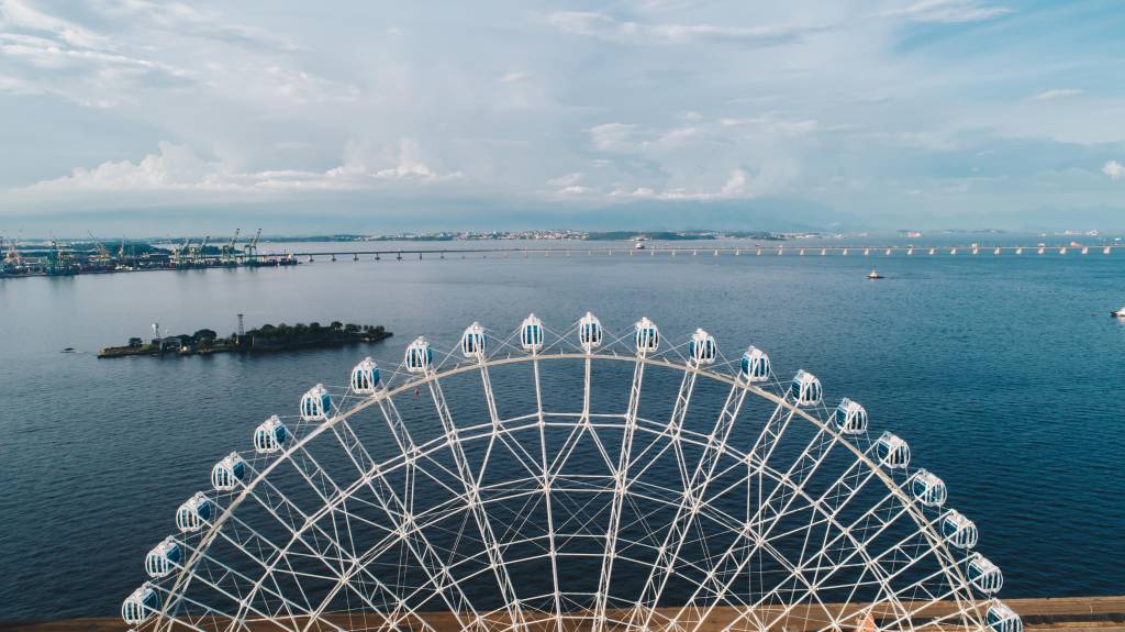 Parte de cima da roda gigante com a baía de guanabara ao fundo