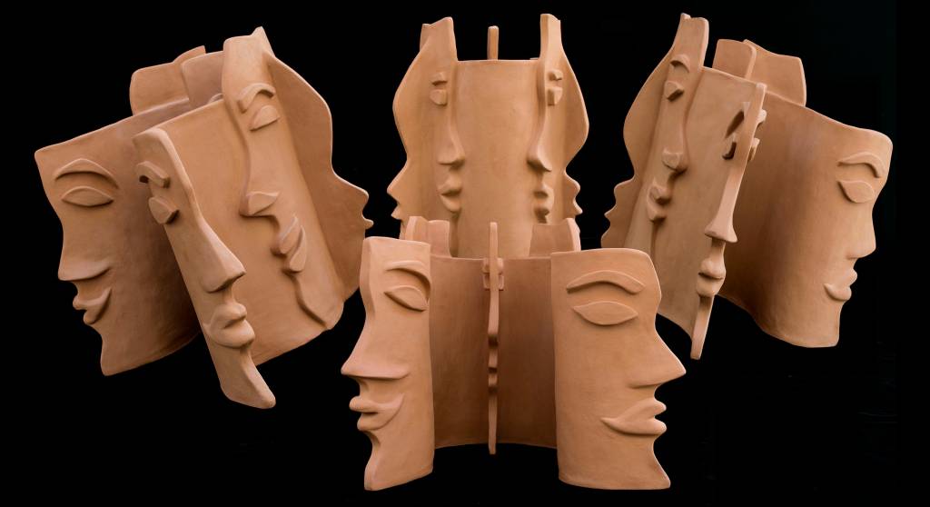 Esculturas em cerâmica de rostos duplos