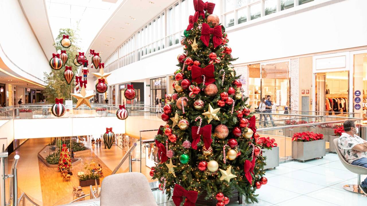 O VillageMall apresenta uma decoração com elementos aéreos e Papai Noel que interage em tempo real