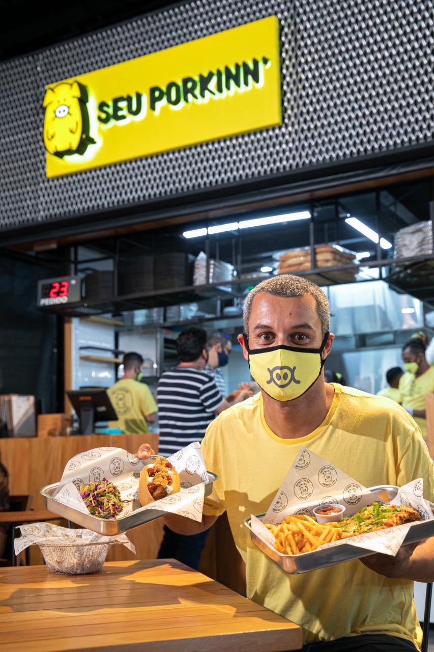 a imagem mostra Rafael Gomes segurando duas receitas