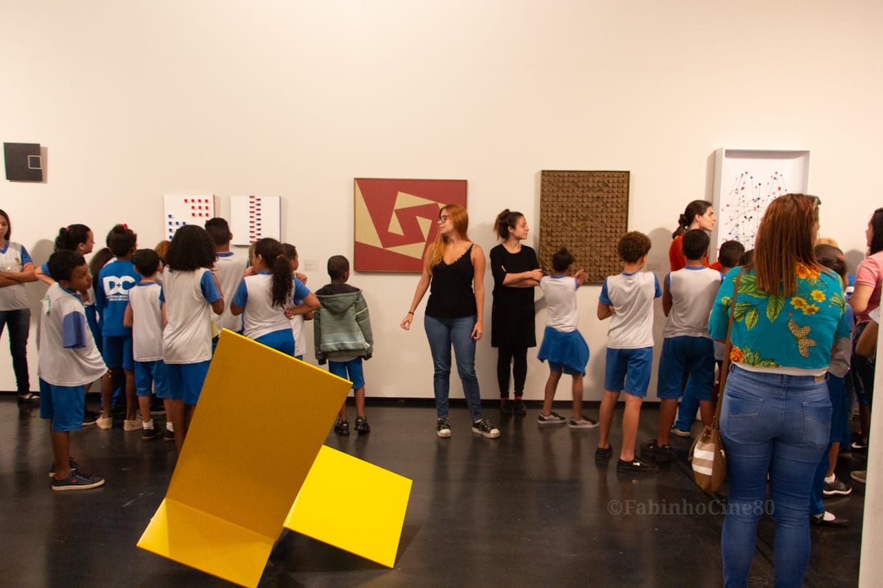 Alunos do ensino médio em visita mediada no MAM Rio