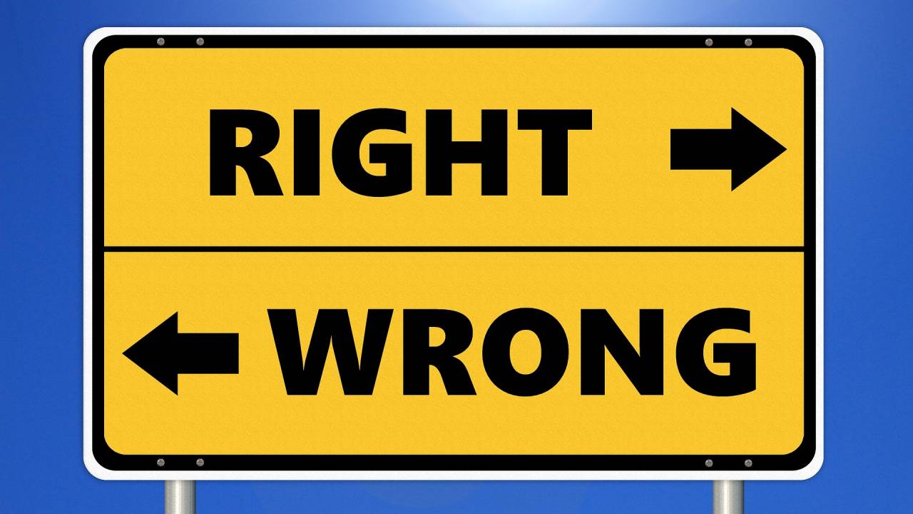 Placa indicando "certo" e "errado" em inglês