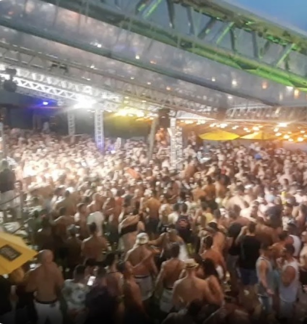 A imagem mostra a pista de dança da festa Revolution superlotada