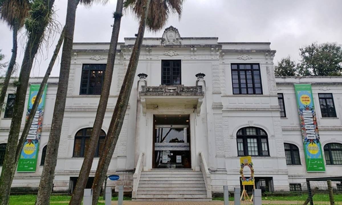 A imagem mostra a fachada do Museu do Meio Ambiente, que funciona dentro do Jardim Botânico do Rio