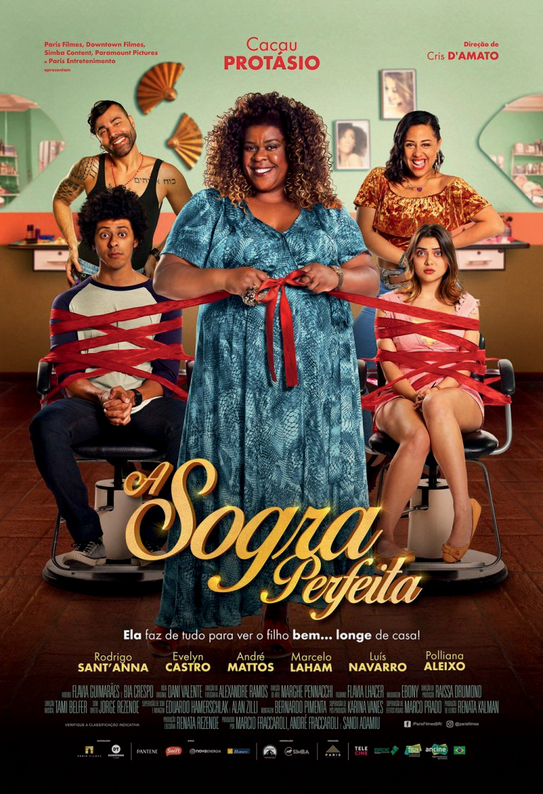 Cartaz do filmes A Sogra Perfeita mostra Cacau Protásio no centro de um salão de beleza. Nas laterais, dois jovens amarrados por ela e os atores Rodrigo Sant'Anna e Evelyn Castro sorrindo 