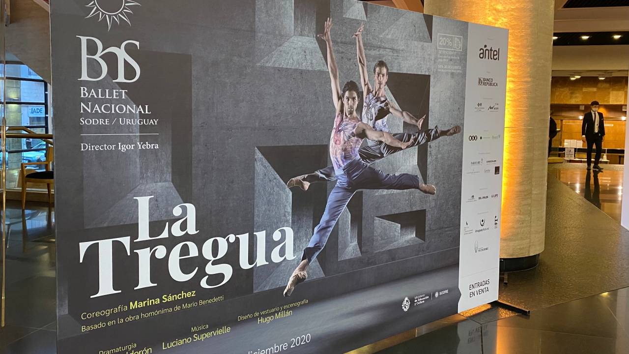 Cartaz do balé La Tregua, na entrada do Auditorio A Reta, no Sodre.