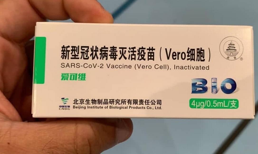 A imagem mostra uma caixa com letras em chinês, como se fosse uma vacina falsa de coronavírus