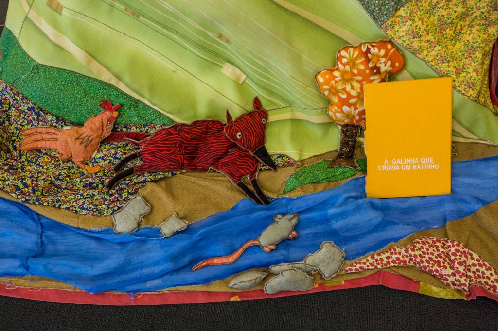 Livro de pano colorido com raposa bordada