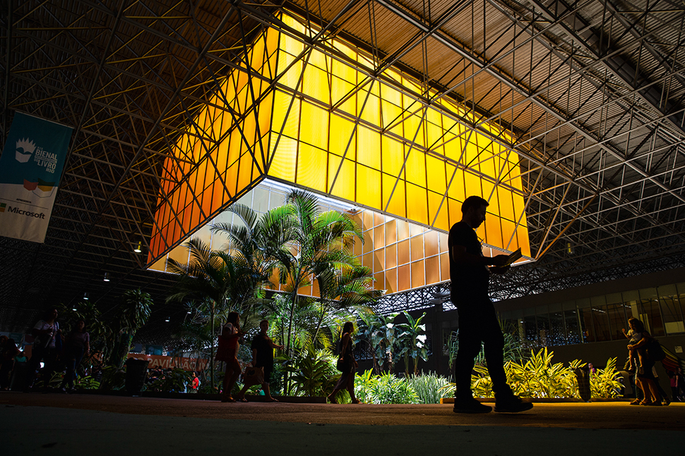 A imagem mostra um pavilhão da Bienal do Livro Rio
