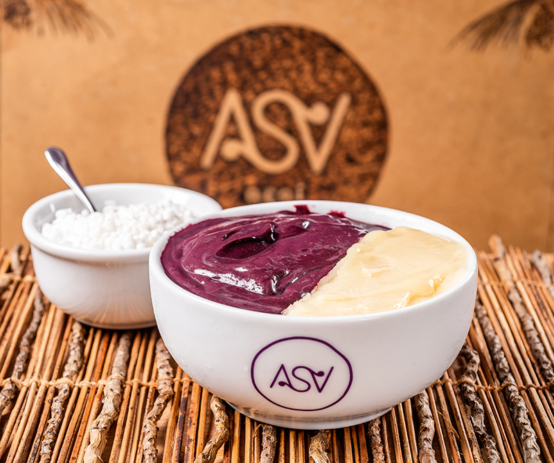 Açaí casadinho – ASA Açaí – foto Erik Barros Pinto – 01.jpg tigela repleta de creme de açaí e de cupuaçu
