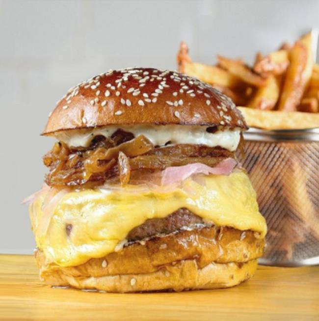 Acebolado – Encarnado Burger – Crédito Divulgação Encarnado Burger: acebolado é atração