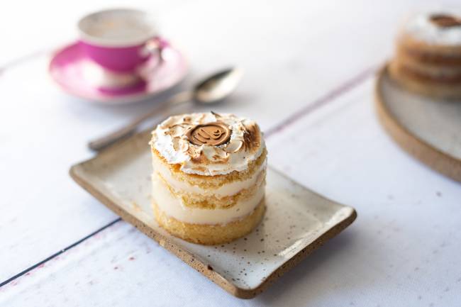 torta de limão coberta de merengue