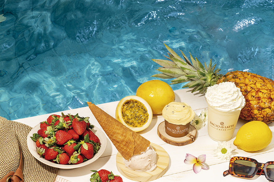 A imagem mostra uma piscina com sorvetes variados