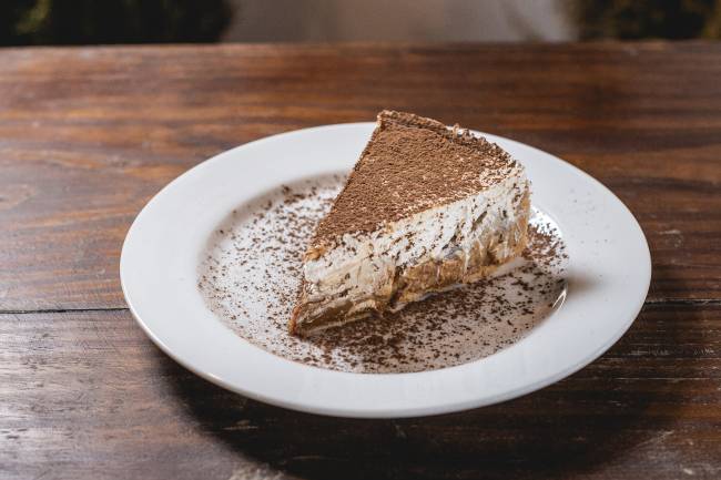 Banoffee_CRED_Roma Miranda 1 torta de banana com camadas de doce de leite e chantili coberta de cacau em pó