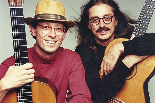 Fred Schneiter (à direita), Barbieri (à esquerda) com instrumentos musicais