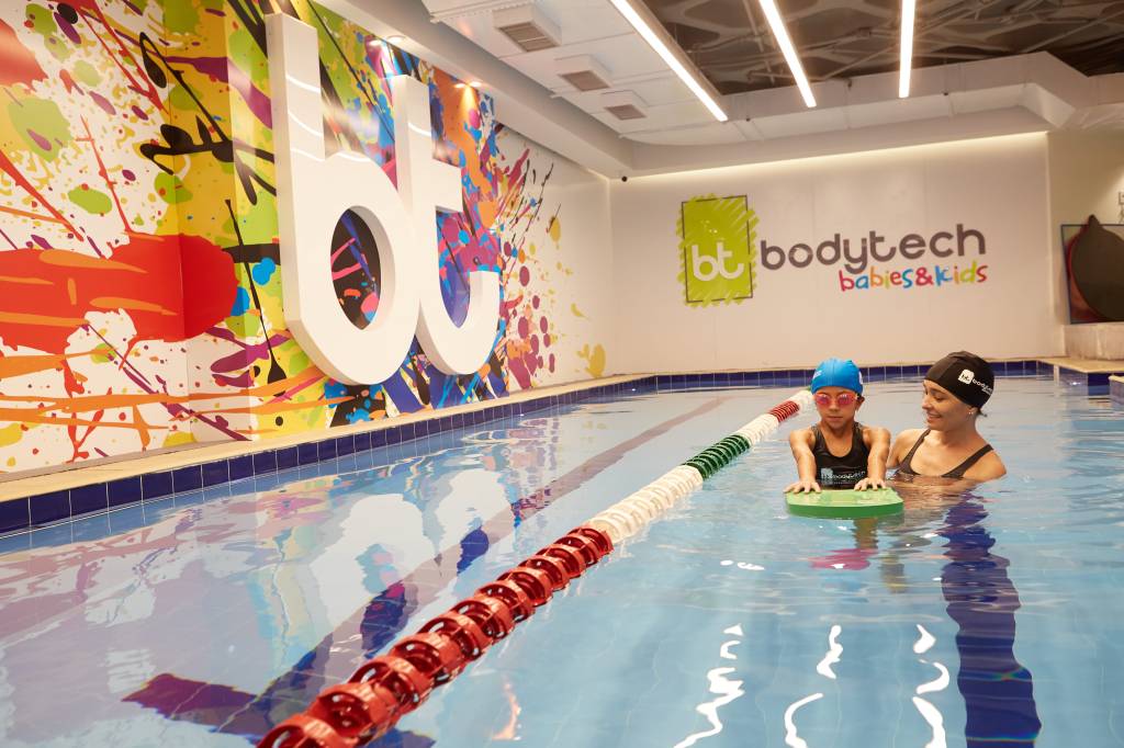 Professora e aluna na piscina da academia Bodytech