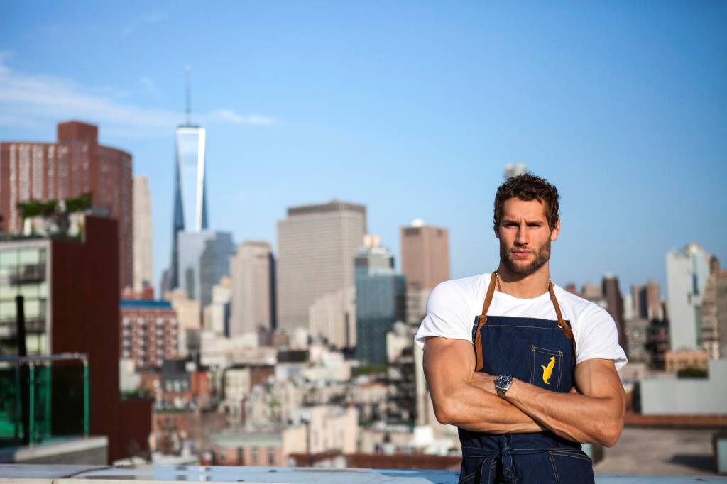A imagem mostra o chef Franco Noriega, peruano, em frente aos prédios de Nova Iorque