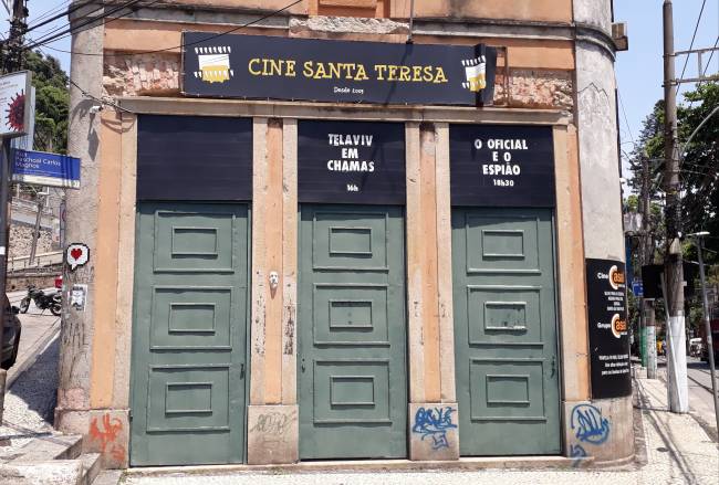 A imagem mostra a fachada antiga do Cine Santa Teresa, com portas altas