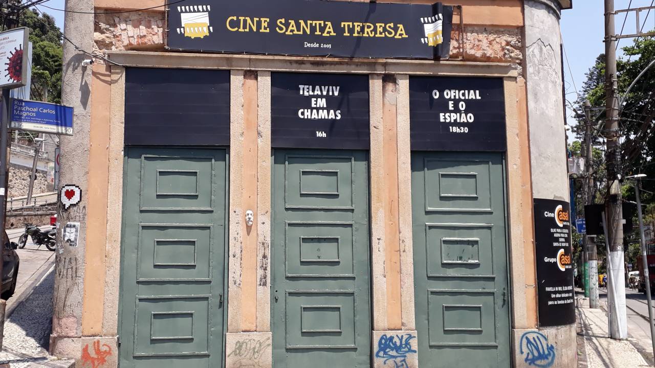 A imagem mostra a fachada antiga do Cine Santa Teresa, com portas altas
