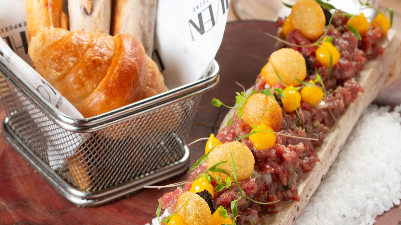 A imagem mostra um steak tartare sobre osso de tutano