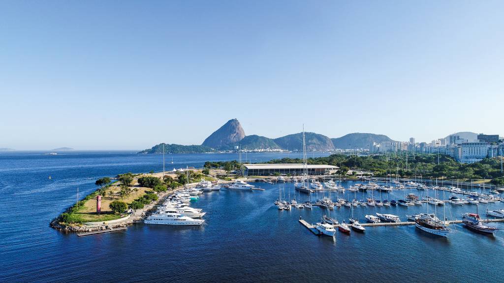 A imagem mostra a Marina da Glória com barcos ancorados