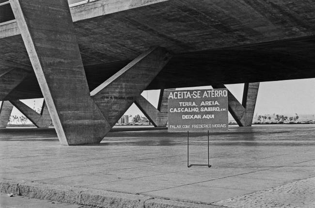 DOMINGOS DA CRIAÇAO terra Placa de Frederico Morais no MAM, 1971,