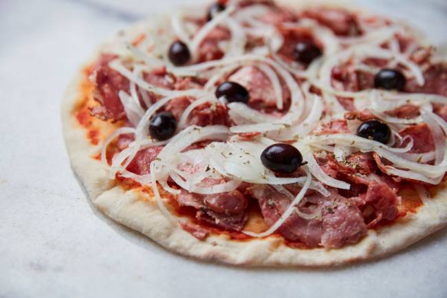 Empório Ráscal_Pizza Calabresa_Crédito Angelo Dal Bó (01) A imagem mostra um disco de pizza sabor calabresa