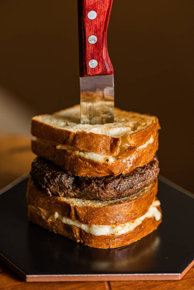 FEU – BURGUER DE QUEIJO QUENTE TRUFADO _crédito Alex Woloch-4330 (1) burguer de queijo-quente trufado