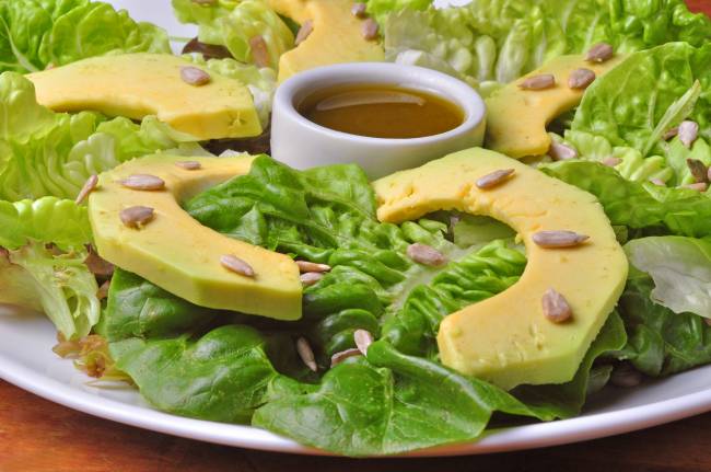 salada de abacate com sementes de girassol