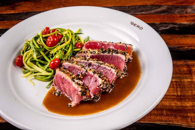 Gero_File de atum em crosta de gergelim e tomilho ao molho marsala_credito Tomas Rangel filé de atum com