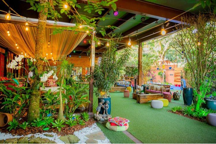 Goiabeira Casa de festas decorada com muitas plantas