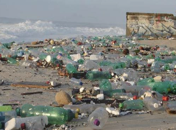 A imagem mostra a areia da Praia de São Conrado cheia de lixo