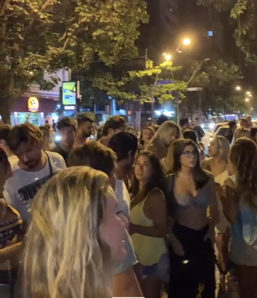 A imagem mostra a aglomeração de jovens sem máscara na Avenida Ataulfo de Paiva, no Leblon