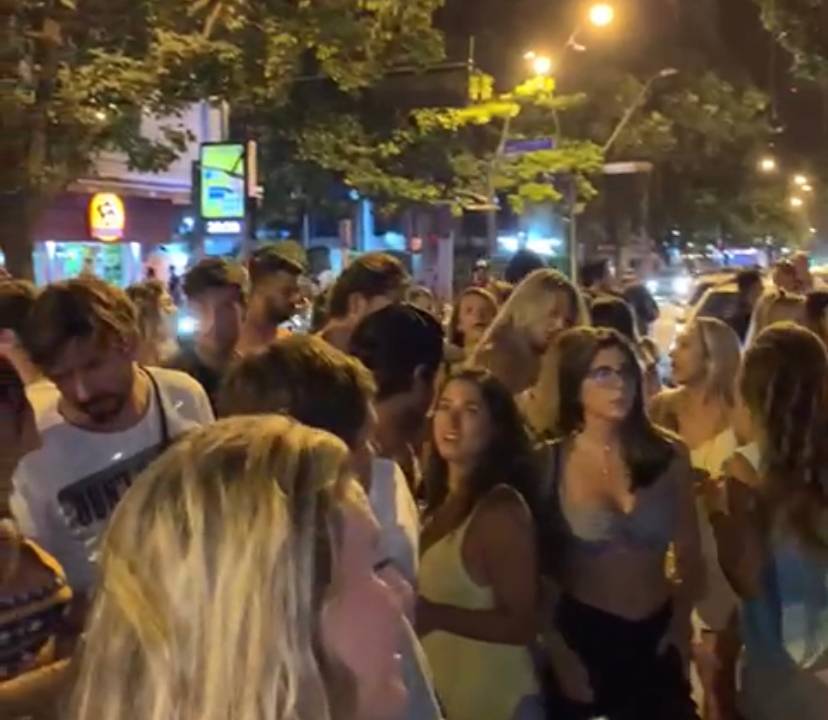 A imagem mostra a aglomeração de jovens sem máscara na Avenida Ataulfo de Paiva, no Leblon