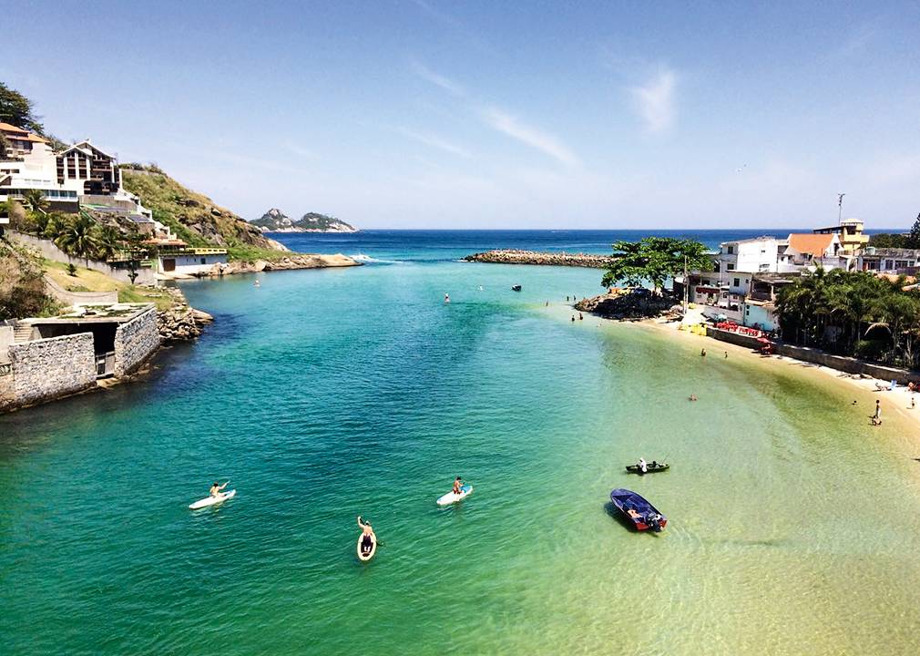 A imagem mostra as águas límpidas do Canal da Barra