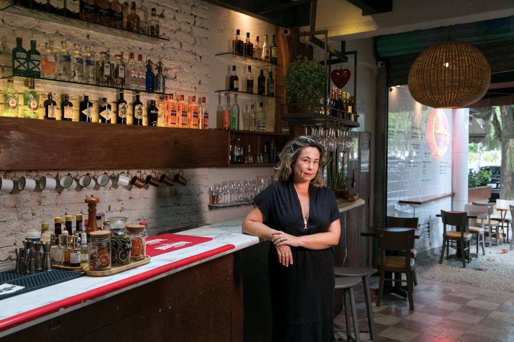 Chef Joana Carvalho em frente ao balcão do bar