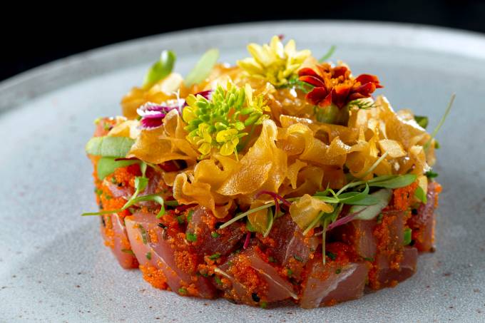 Kitchen – Tartar de atum com massago e chips de gengibre – Foto Landau