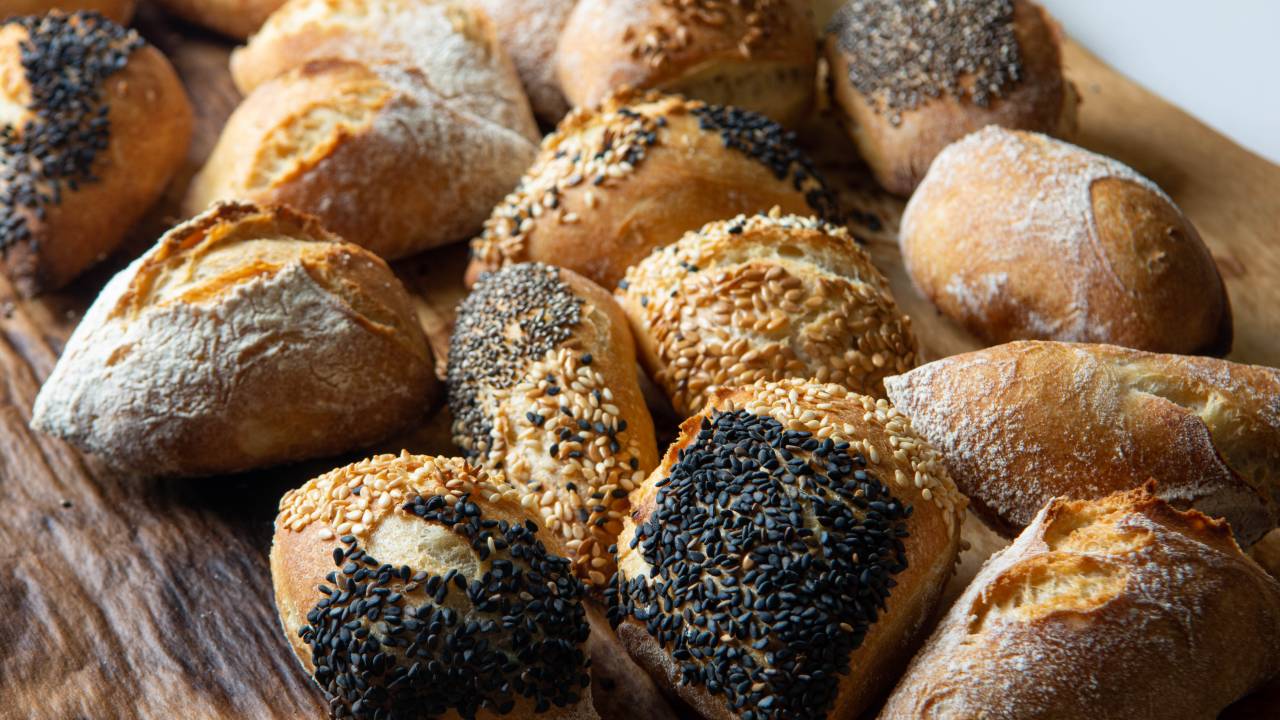 A imagem mostra diversos pães franceses